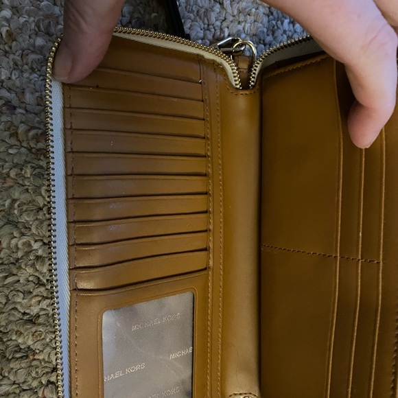 Michael Kors wallet - Picture 3 of 4